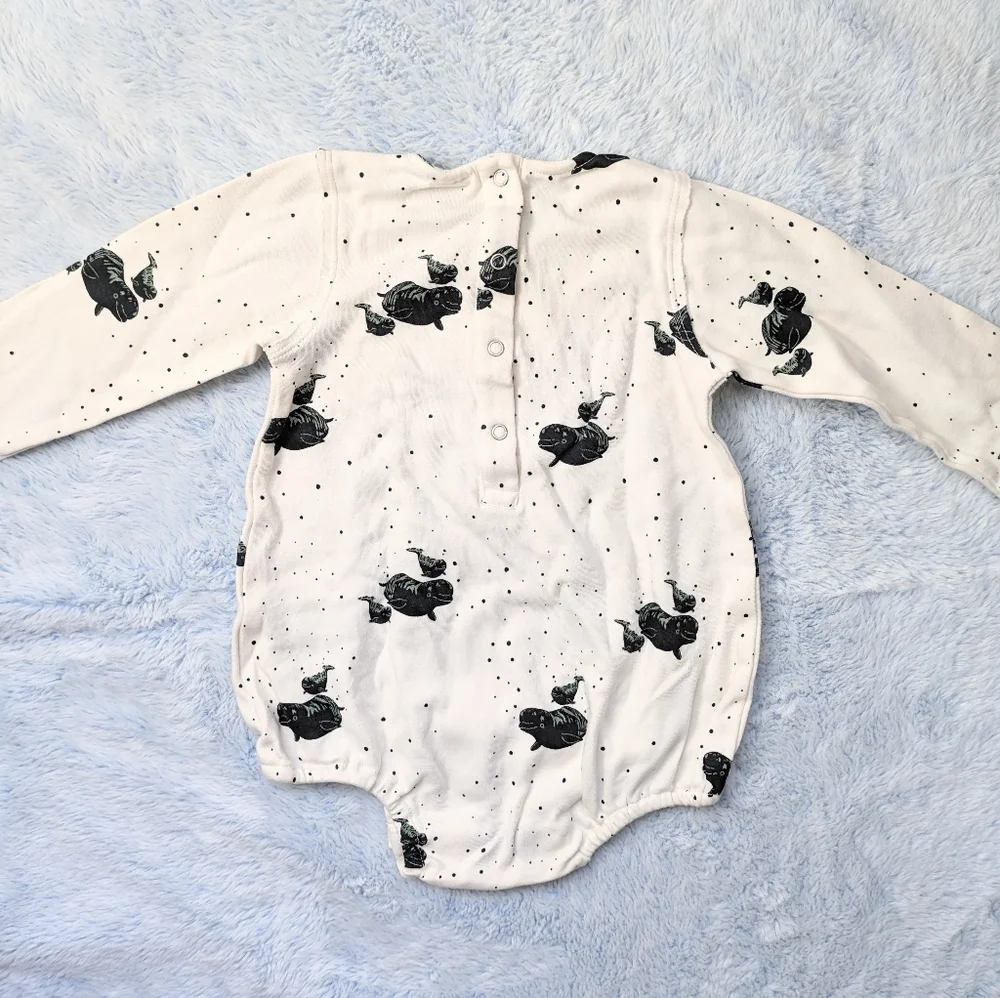 EUC 18-24M 🐋 Kate Quinn Long Sleeve Kanga Bubble Black Green Beluga Whales